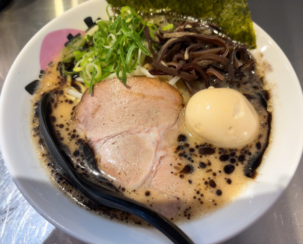 「豚骨ラーメン黒(+味玉)」@豚骨らーめん ぶたきち 本厚木店の写真