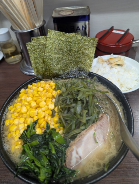 「大ラーメン+茎わかめ+コーン+ライス」@川崎家 榎町店の写真