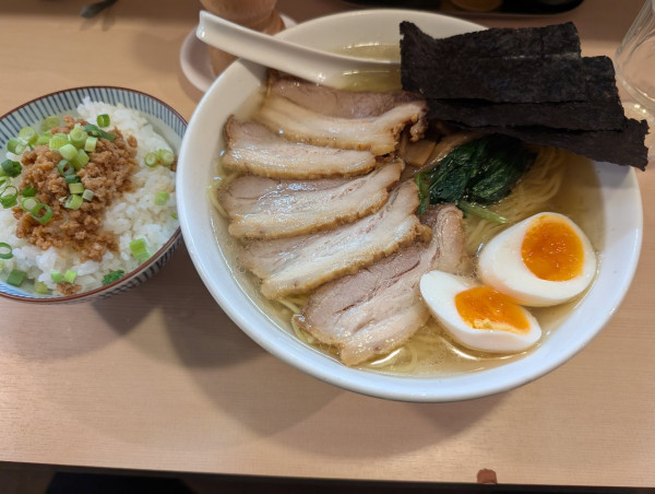 「全部乗せラーメン　鶏そぼろご飯」@ミズノボルの写真