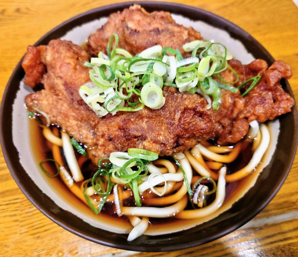 「唐揚(２ケ)うどん」@弥生軒 6号店の写真