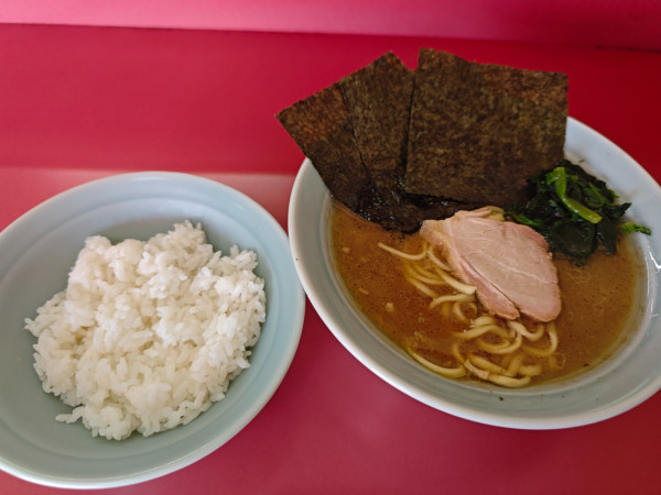 「ラーメン並硬め濃いめ多め ライス」@沼津家の写真
