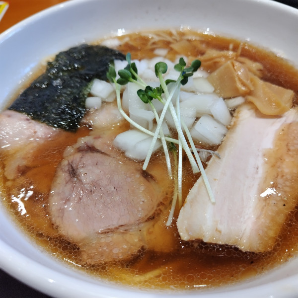 「鶏そば900円　チャーシュー300円」@大阪餃子専門店 よしこ 大崎店の写真