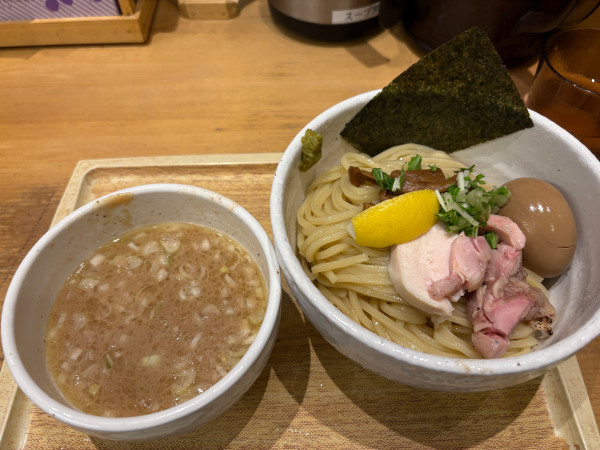 「鶏塩つけ麺（大）＋味玉」@新橋 纏 八幡山店の写真