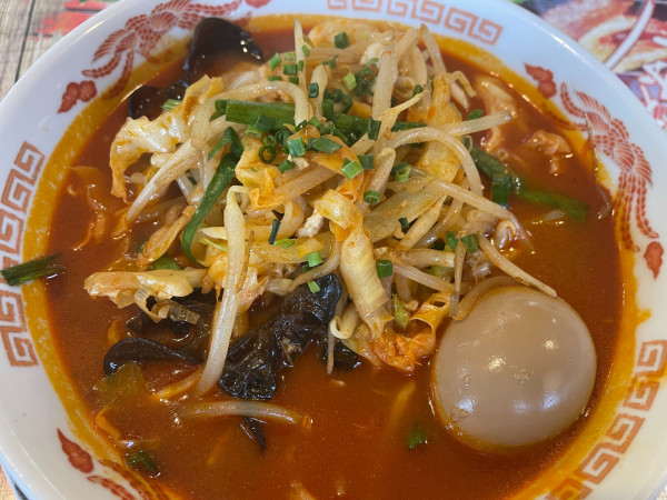 「東北朝鮮民族風辛味噌玉蜀黍麺：1080円＋お茶たまご：100」@味っ佳の写真