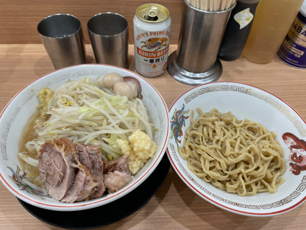 「ミニつけ麺、うずら、缶ビール、1,500円」@ラーメン豚山 金沢文庫店の写真
