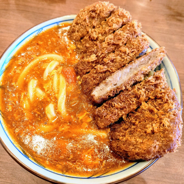 「牛カツトマたまカレーうどん」@丸亀製麺 品川店の写真