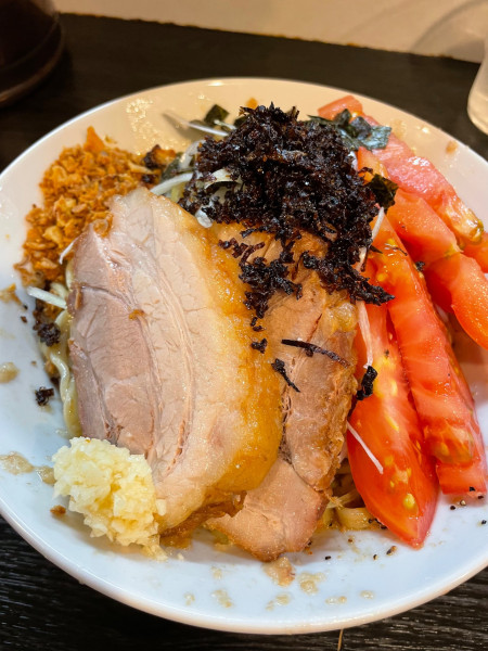 「限定　ネギ油冷やし汁なし　ジンジャーボウル　トマト増し」@豚星。の写真