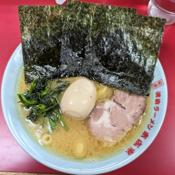 「ラーメン¥900、味玉¥150カタメ」@横浜家系ラーメン 末広家の写真