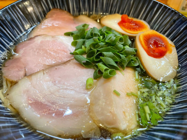 「特製醤油ラーメン＋ねぎチャーシュー丼（1650円）」@JAPANESE RAMEN マンちゃん 住吉店の写真