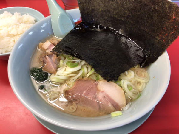 「醤油(多濃)+ライス+クーポンコロチャー、海苔、ネギ 900円」@山岡家 越谷レイクタウン店の写真