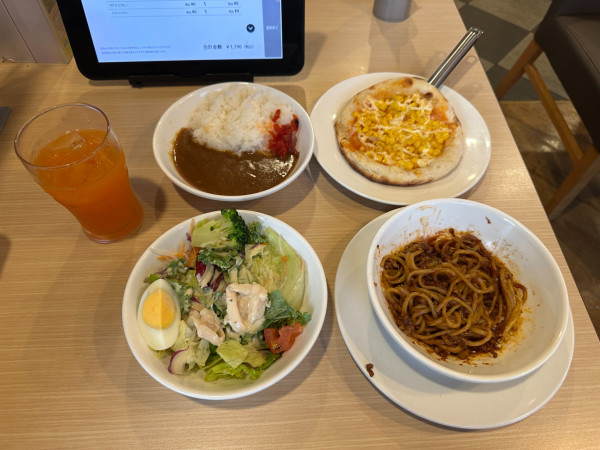 「4品セレクト（FITミニカレー＋ドリンクバー）1,190円」@ガスト 高崎駅西口店の写真