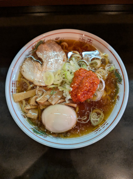 「新.けん太そば 醤油ver + 赤いやつ（ハーフ）」@中華そば 春ちゃんの写真