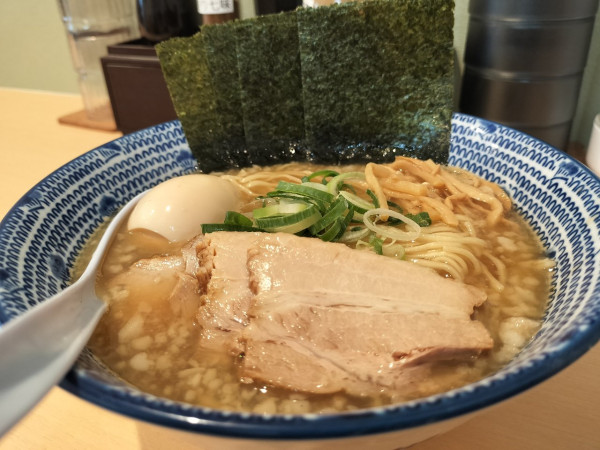 「味玉焼きあご中華そば」@焼きあご中華そば おおなみ 西日暮里店の写真