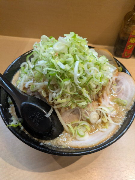 「ブタザンマイラーメン＋もやし増量＋ネギ増量」@ギットリラーメン ブタザンマイの写真