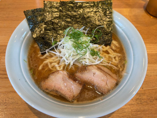 「豚骨醤油　大盛　900円」@豚骨醤油 三輪の写真
