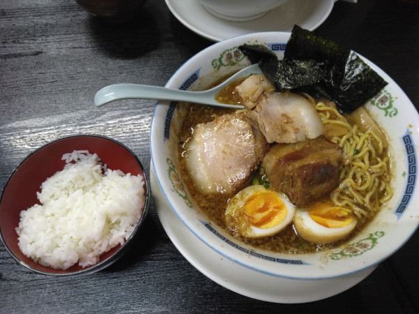 「豚骨魚介ラーメンこってり1100円(何故か半ライスサービス)」@めん処 宣の写真