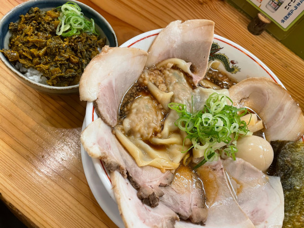 「ワンタン味玉チャーシュー背脂中華そば＋高菜ご飯（2050円）」@永明中華そば店の写真