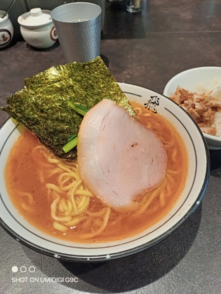 「らーめん（中盛、硬め）+ライス」@らーめん飛粋の写真