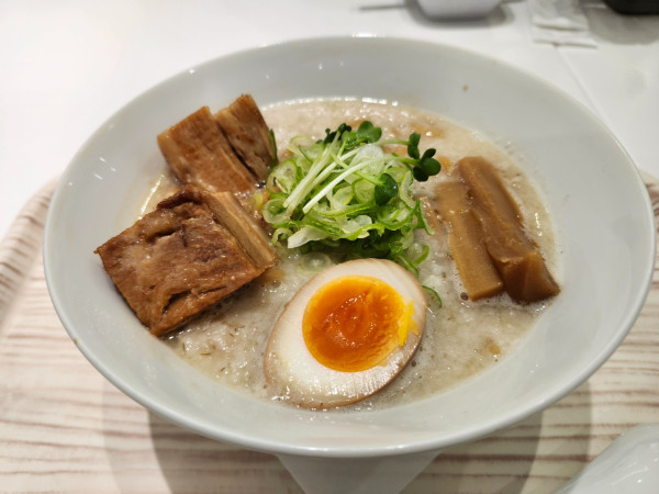 「濃厚豚骨醤油ラーメン+チャーシュー」@麺匠 虎白 新宿アイランドタワー店の写真