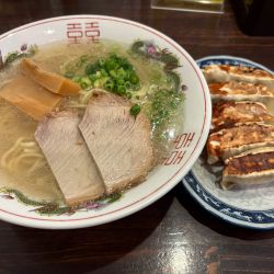 【試作】はまぐりと鯛の塩そば720円、餃子280円