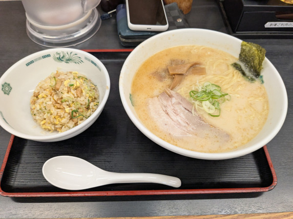 「とんこつ　半チャーハン」@熱烈中華食堂 日高屋 浦和町谷店の写真