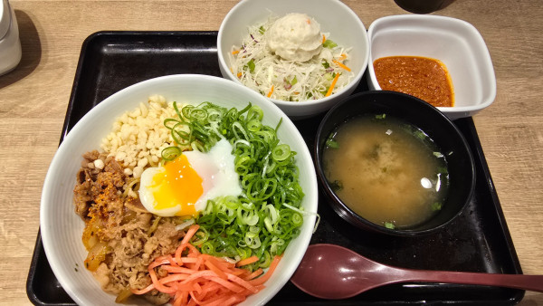 「半熟牛玉スタミナまぜそば　767円」@吉野家 新宿京王モール店の写真