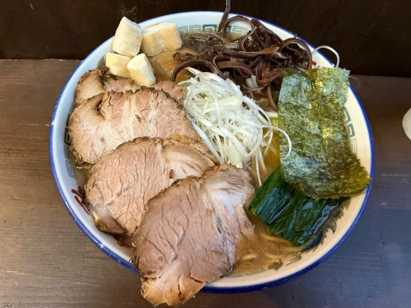 「焼豚らーめん大盛り煮玉子・白髪ネギ・きくらげ・ゴロゴロチャーシュ」@屋台ラーメン 麺や雅の写真