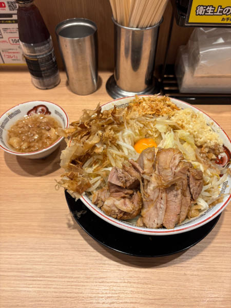 「小汁なし全マシマシアブラ別皿アレ」@ラーメン豚山 小田原店の写真