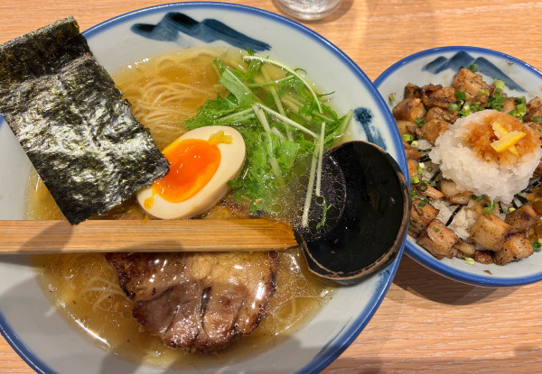 「柚子塩ラーメン　炙りコロチャーご飯」@AFURI グランベリーパーク店の写真