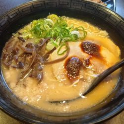 豚骨ラーメン　辛子高菜、替玉
