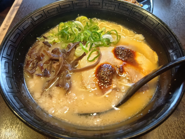 「豚骨ラーメン　辛子高菜、替玉」@元祖博多中洲屋台ラーメン 一竜 西新宿店の写真