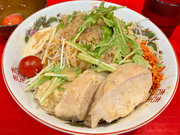 「【限定】冷やし中華+生たまご」@鷹の目 獨協大学前本店の写真