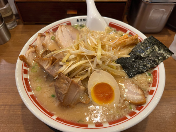 「東京豚骨チャーシュー麺大盛+得入り」@屯ちん 池袋西口店の写真