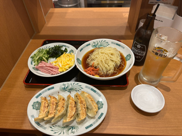 「黒酢しょうゆ冷し麺＋餃子（6個）セット940円」@日高屋 前橋文京町店の写真