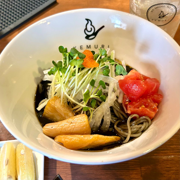 「【限定】冷しイカスミ醤油まぜそば＋ハイボール×２」@麺屋 KEMURIの写真