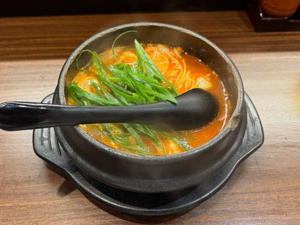 「旨辛ホルモンラーメン」@ホルモンラーメン 8910 梅田店の写真