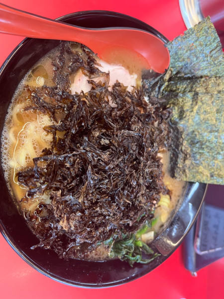 「ラーメン(中)950円＋黒ばら海苔100円」@横浜家系ラーメン 宮里家の写真