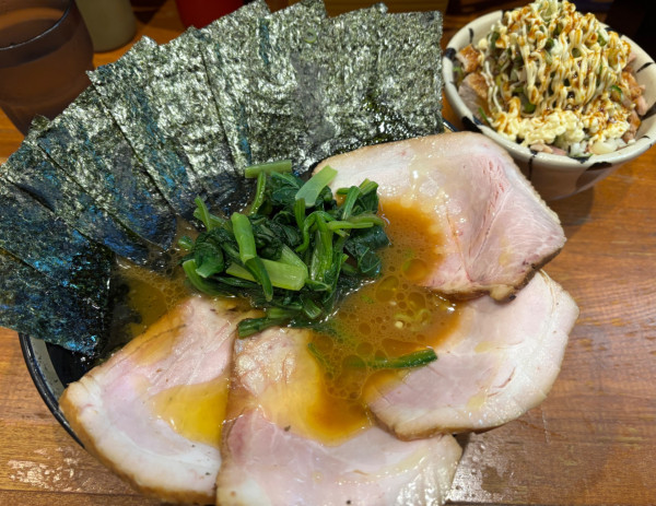 「チャーシュー麺+海苔+釜焼きチャーシュー丼」@末廣家の写真