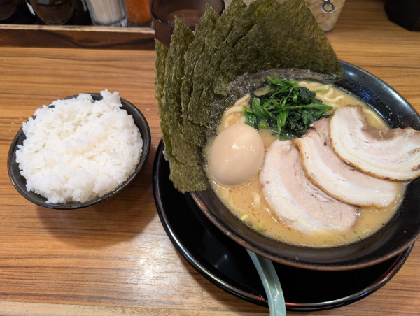 「MAXラーメン　ライス」@横浜家系ラーメン 壱角家 築地店の写真