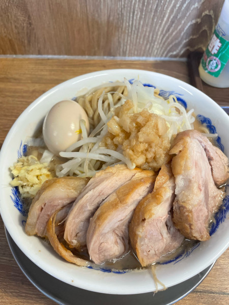 「豚玉ラーメン（チャーシュー3枚追加）」@ジャンクガレッジ しらこばと公園前店の写真