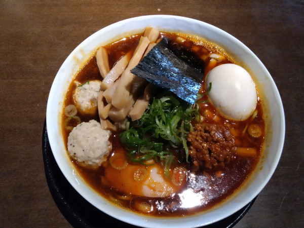 「辛い中華そば(1100円)+特上盛(470円)」@麺や 虎徹の写真