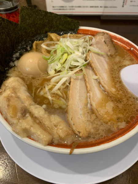 「マル得黒丸らーめん(角煮)」@完熟ラーメン 本丸 泉駅前店の写真