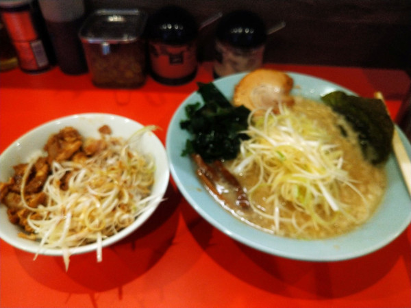 「ネギラーメン950円  ネギチャーシュー丼350円」@ラーメンショップ〇Qの写真