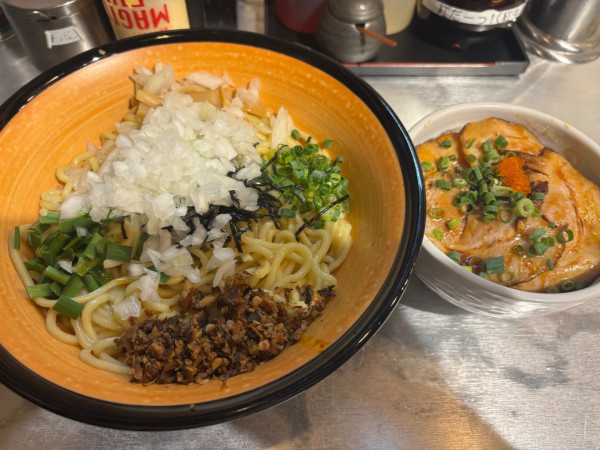 「辛油そば大盛　ミニチャーシュー丼」@油や鹿鳴の写真