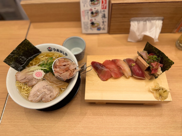 「追いかつおラーメンと赤酢握り鮨5貫セットオープン特価500円」@鮨とラーメン うおがしや 渋谷店の写真