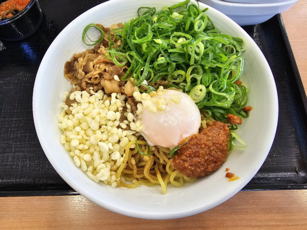 「【限定】牛玉スタミナまぜそば（半熟）　767円」@吉野家 102号線弘前高田店の写真