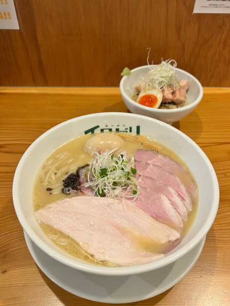 「全部のせラーメン」@ラーメン イロドリの写真