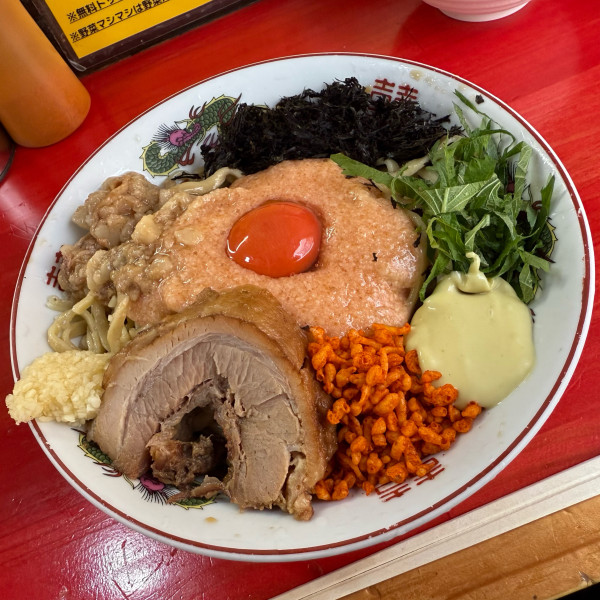 「明太とろろまぜそば（冷）『コール』 ニンニク・アブラ・辛アゲ・わ」@鷹の目 川口店の写真