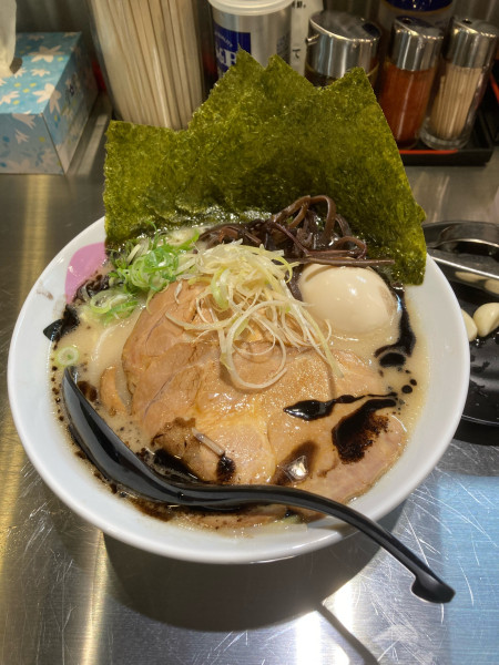 「特製らーめん黒　￥1,150」@豚骨らーめん ぶたきち 本厚木店の写真