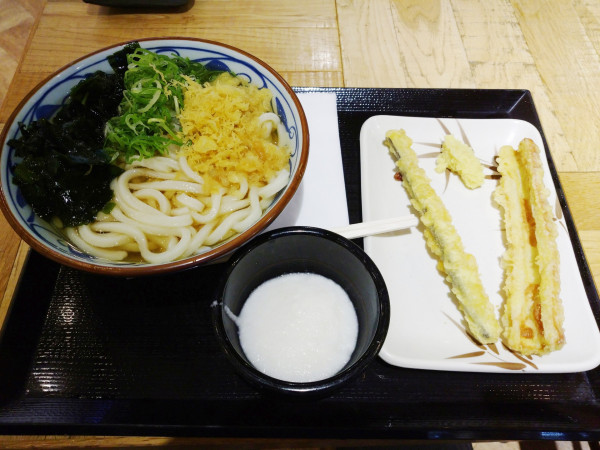 「冷やかけ＋とろろ＋ごぼう天＋ちくわ天」@丸亀製麺 川崎ルフロン店の写真